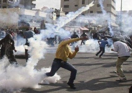 إصابات بالاختناق خلال مواجهات شمال الخليل