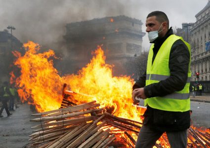 ماكرون يتراجع ويأمر بإجراء محادثات مع المتظاهرين