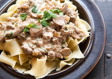 طريقة عمل لحم ستروجانوف بالكريمة