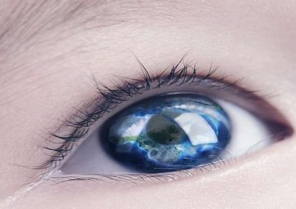 طفل يقرأ في الظلام يؤكد علاقة لون العيون بالرؤية!