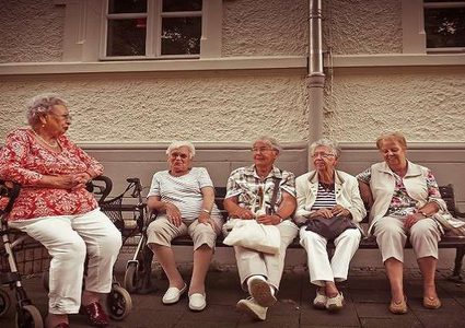 لماذا تمرض النساء في سن الشيخوخة أكثر من الرجال؟