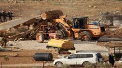 الاحتلال يهدم منشآت سكنية وحظائر أغنام وينهب أموال