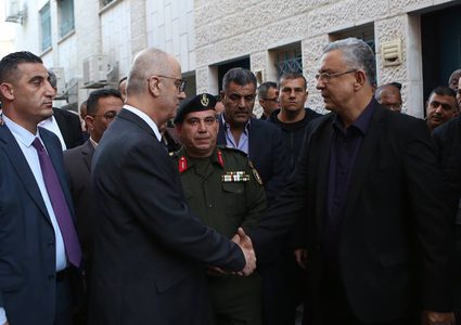 رئيس الوزراء يقدم واجب العزاء بالشهيد حبالي