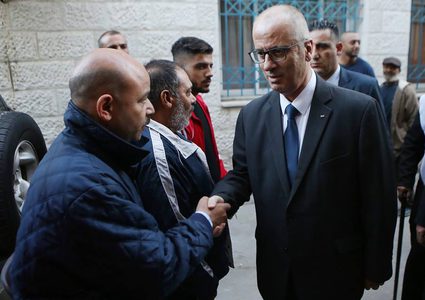 رئيس الوزراء يقدم واجب العزاء بالشهيد حبالي