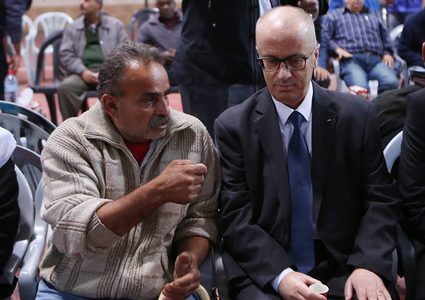 رئيس الوزراء يقدم واجب العزاء بالشهيد حبالي