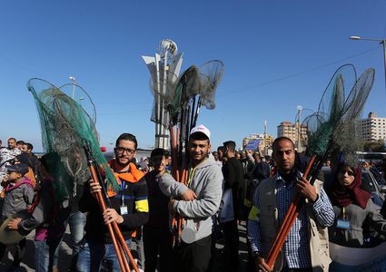 مبادرة شبابية لتنظف ميناء غزة