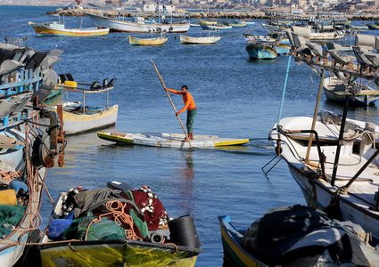 مبادرة شبابية لتنظف ميناء غزة
