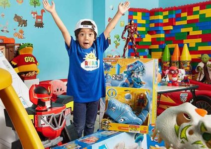 طفل يكسب 22 مليون دولار عبر يوتيوب