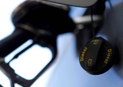 النفط يصعد 4% بدعم هدنة تجارية