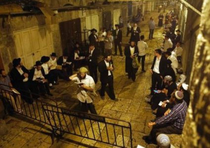 مستوطنون يعربدون أمام أبواب "الأقصى"