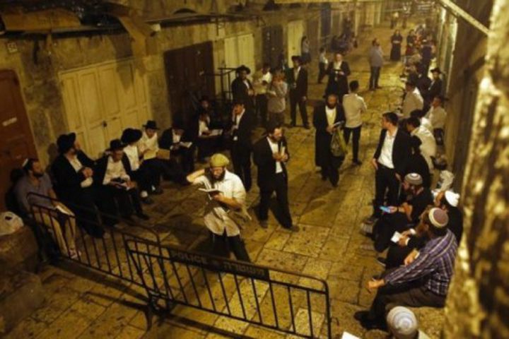 مستوطنون يعربدون أمام أبواب "الأقصى"