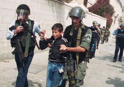 قوات الاحتلال تعتقل طفلاً بالقدس