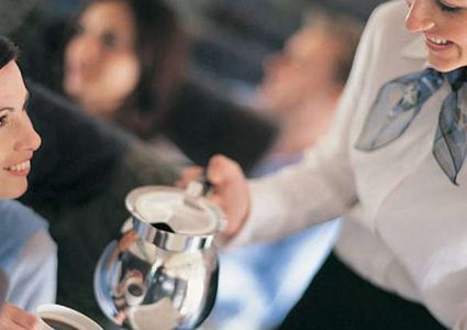 سبب يجعلك تتجنب شرب القهوة على متن الطائرات!