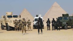 "تمساح" الجيش المصري في ساحات الأهرامات