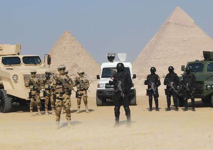 "تمساح" الجيش المصري في ساحات الأهرامات