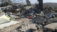 الاحتلال يهدم منشآت تجارية وزراعية