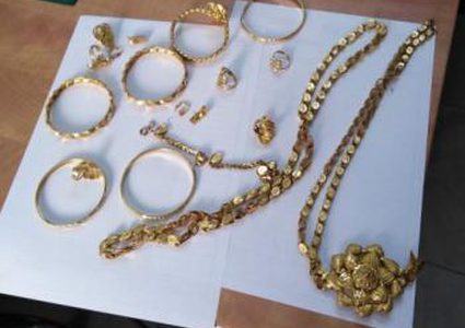 كشف ملابسات سرقة مصاغ ذهبي بقيمه 10 الاف دينار