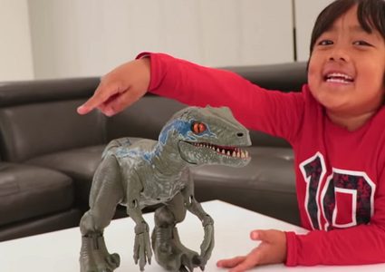 سابقة عالمية.. طفل يجني 22 مليون دولار عبر يوتيوب