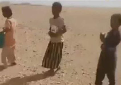 فيديو مؤثر لأطفال عطشى في صحراء الجزائر