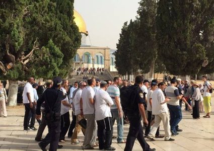 عشرات المستوطنين يقتحمون الأقصى