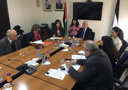 عريقات يطالب الاتحاد الأوروربي بمقاطعة المستوطنات