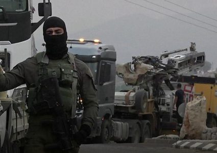 قوات الاحتلال تطلق منطادا وسواتر ترابية حدود لبنان