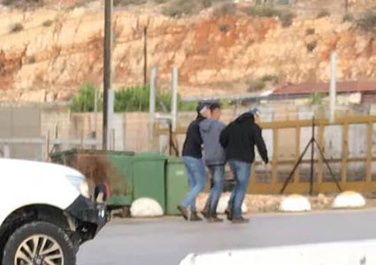 قوة خاصة إسرائيلية تختطف شابا على حاجز برطعة