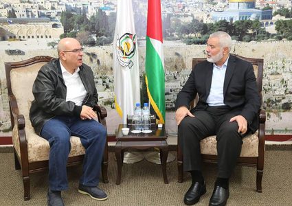 هنية والعمادي يبحثان الوضع في غزة