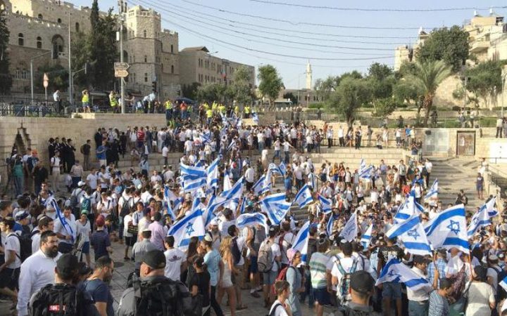 مستوطنون ينظمون مسيرة ضخمة حول الاقصى