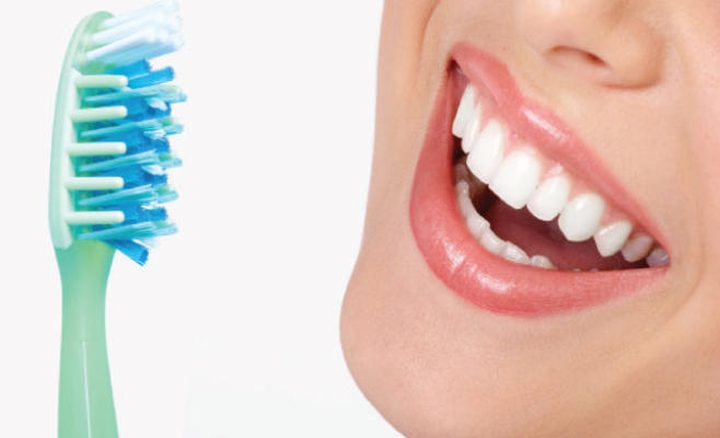 10 أشياء تضر أسنانك