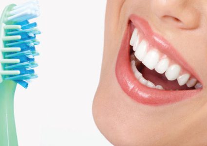 10 أشياء تضر أسنانك