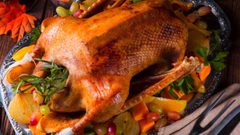 طبق الديك الرومي المغطى بالعسل في الفرن