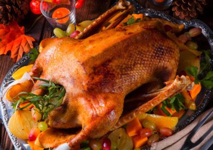 طبق الديك الرومي المغطى بالعسل في الفرن