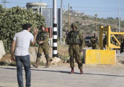 الاحتلال ينصب بوابة حديدية على مدخل دير أبو مشعل