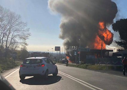 قتيلان و13 جريحاً بانفجار محطة وقود في إيطاليا