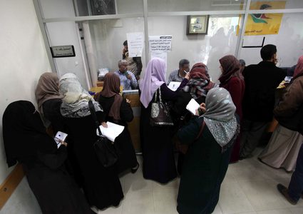 موظفو حماس يتلقون الاموال القطرية.