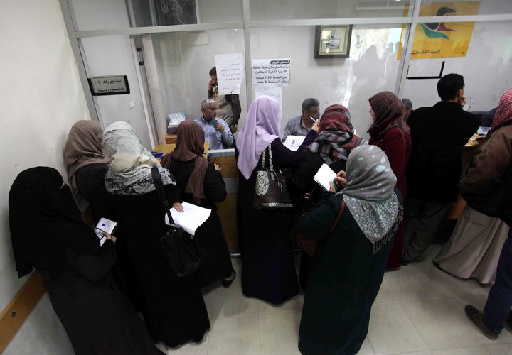 موظفو حماس يتلقون الاموال القطرية.
