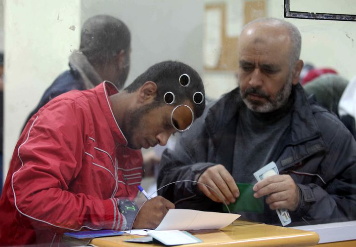 موظفو حماس يتلقون الاموال القطرية.
