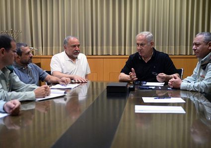 تسريبات تكشف خلاف ايزنكوت ونتنياهو مع ليبرمان