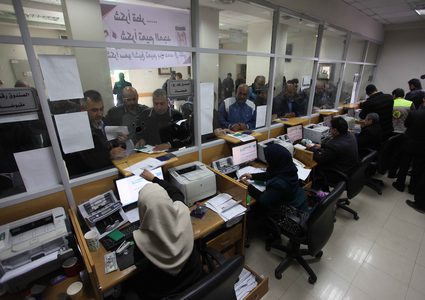 موظفو حماس يتلقون الاموال القطرية.