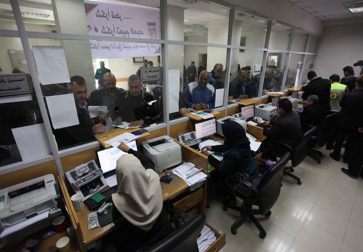 موظفو حماس يتلقون الاموال القطرية.