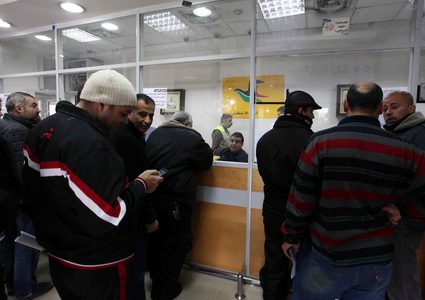 موظفو حماس يتلقون الاموال القطرية.