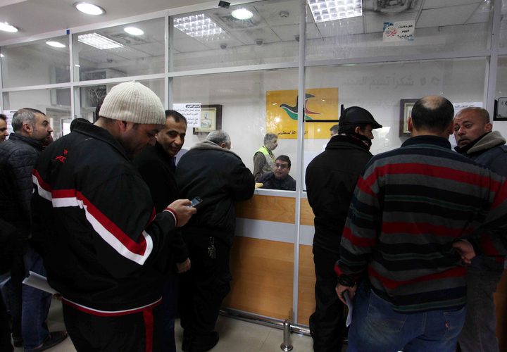 موظفو حماس يتلقون الاموال القطرية.