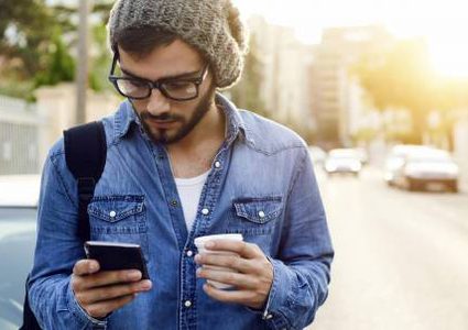 هاتف يتسبب بحادث خطير لرجل بريطاني! (فيديو)