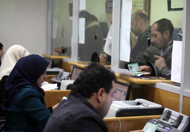 موظفو حماس يتلقون الاموال القطرية.