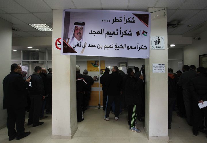 موظفو حماس يتلقون الاموال القطرية.
