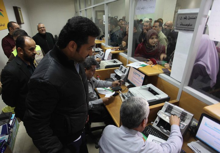 موظفو حماس يتلقون الاموال القطرية.