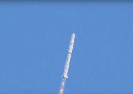 السعودية تطلق قمرين صناعيين