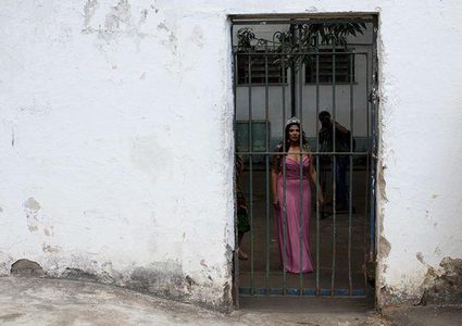 "قاتلة".. تتوج بلقب ملكة جمال السجون في البرازيل!