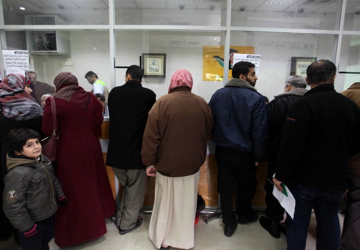 موظفو حماس يتلقون الاموال القطرية.